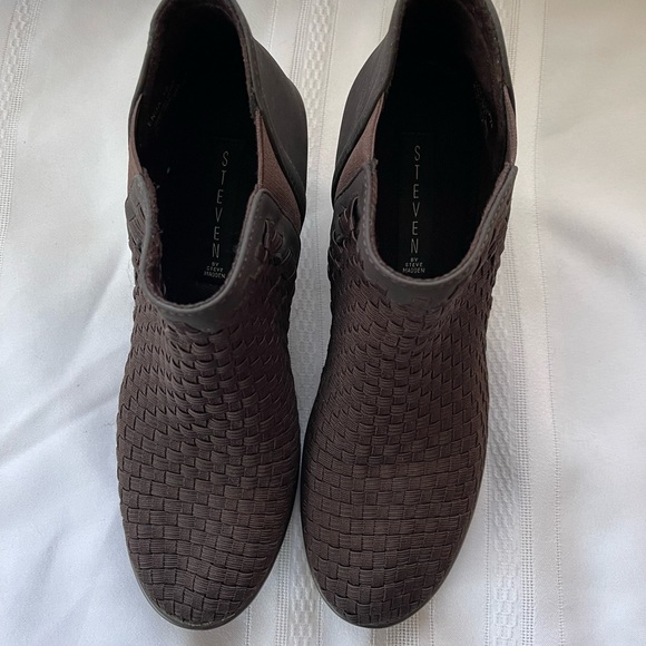 Steven by Steve Madden, elastic mesh upper, brown, women’s size 10M - Picture 2 of 4